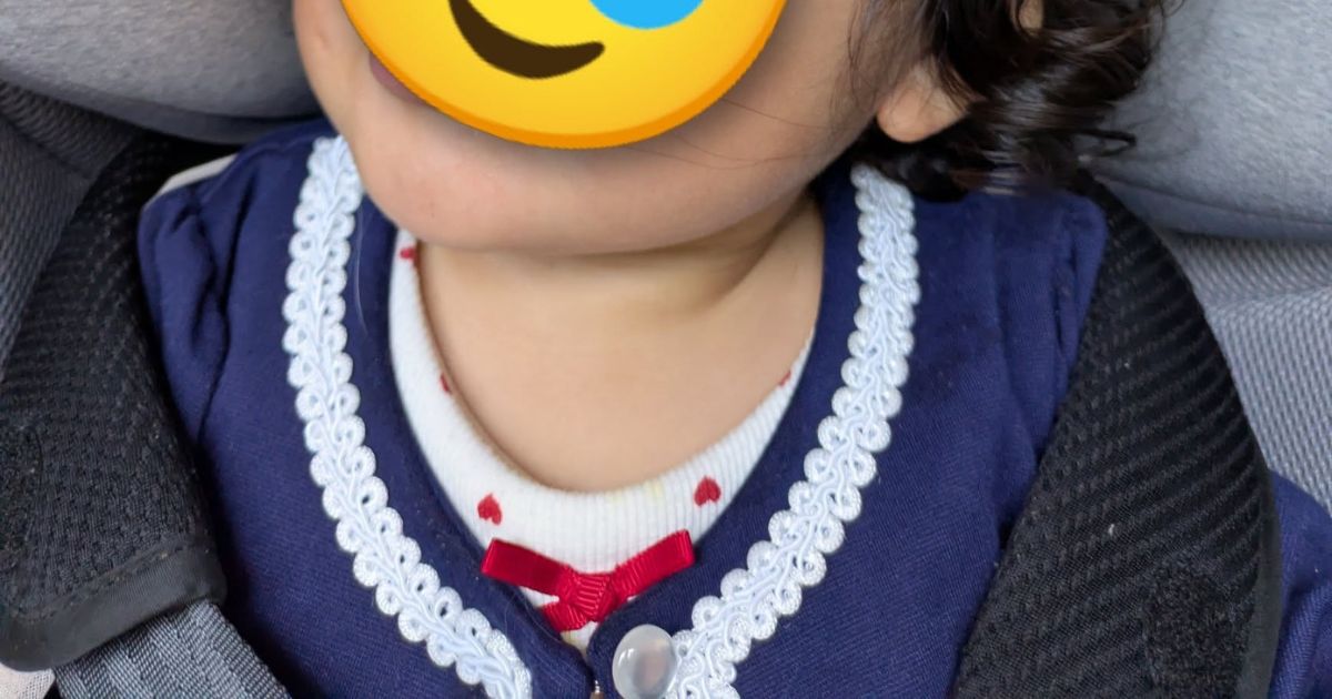 「ごめんよ、かーちゃんとーちゃん天パやねん」→1歳娘を見ると……　奇跡のヘアスタイルに「これは勝ち組」「リアル天使」（1/3） | 育児 ねとらぼ