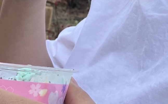 妻「夫、ワンポイントTシャツだっけ」→胸元をよく見ると…… “とんでもない正体”に「私ならその場で泣く」「やばすぎるぅっ」(1/2) | ライフスタイル ねとらぼ