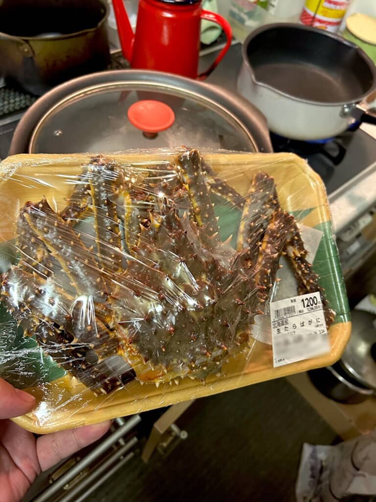 スーパーで買ってきた生の“タラバガニ”