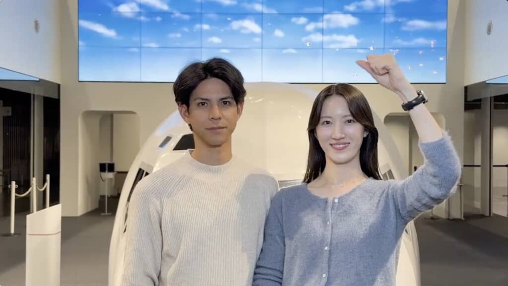 私服の男性と女性、実は……