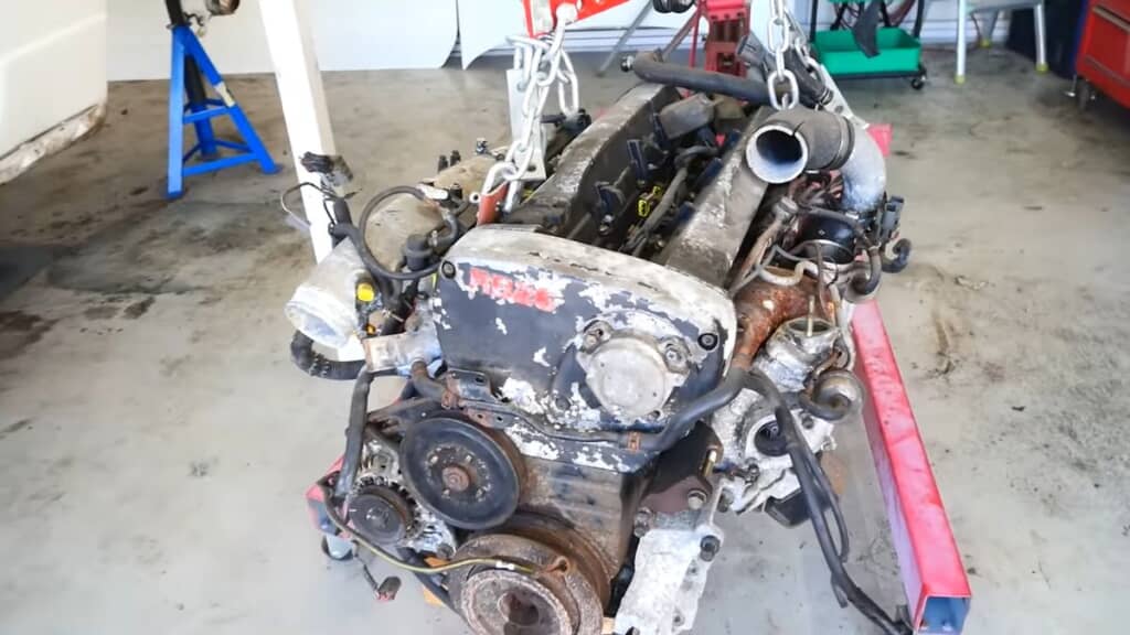 水没したためサビまみれとなったGT-Rのエンジン