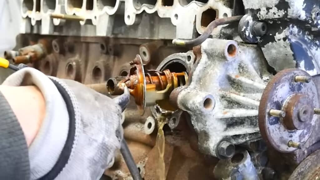 サーモスタットを外した瞬間出てきた赤茶色の液体