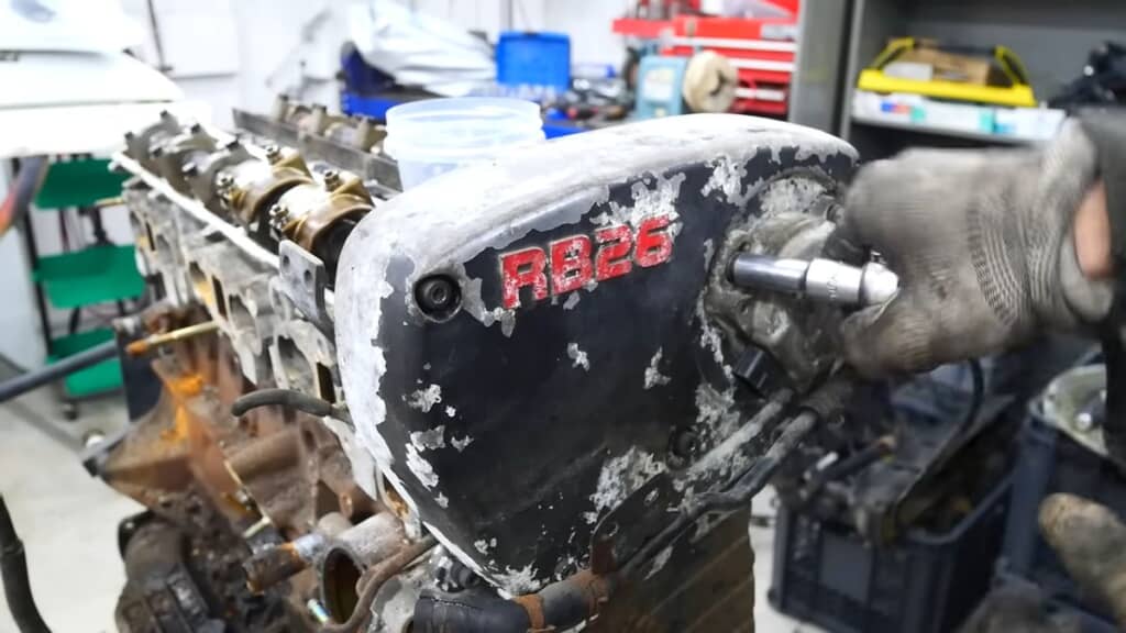 RB26のロゴが入っている白サビまみれの黒いカバー