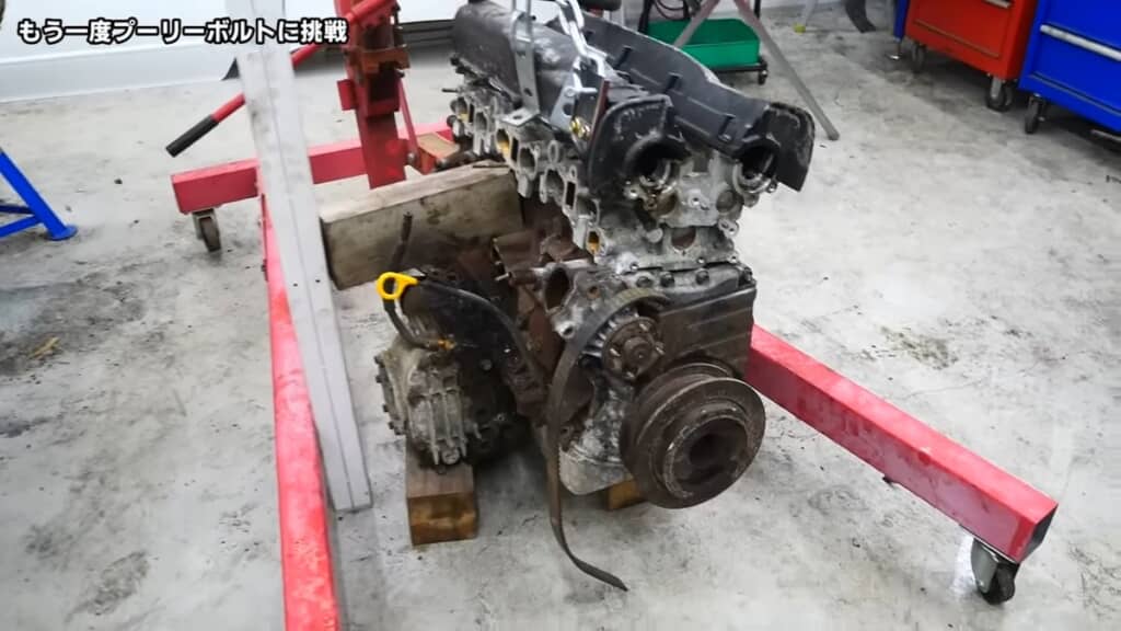 柱との間に角材を挟んだエンジン