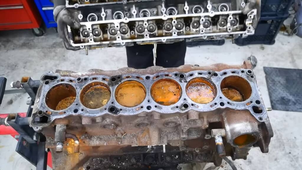 赤茶色のサビまみれのシリンダー