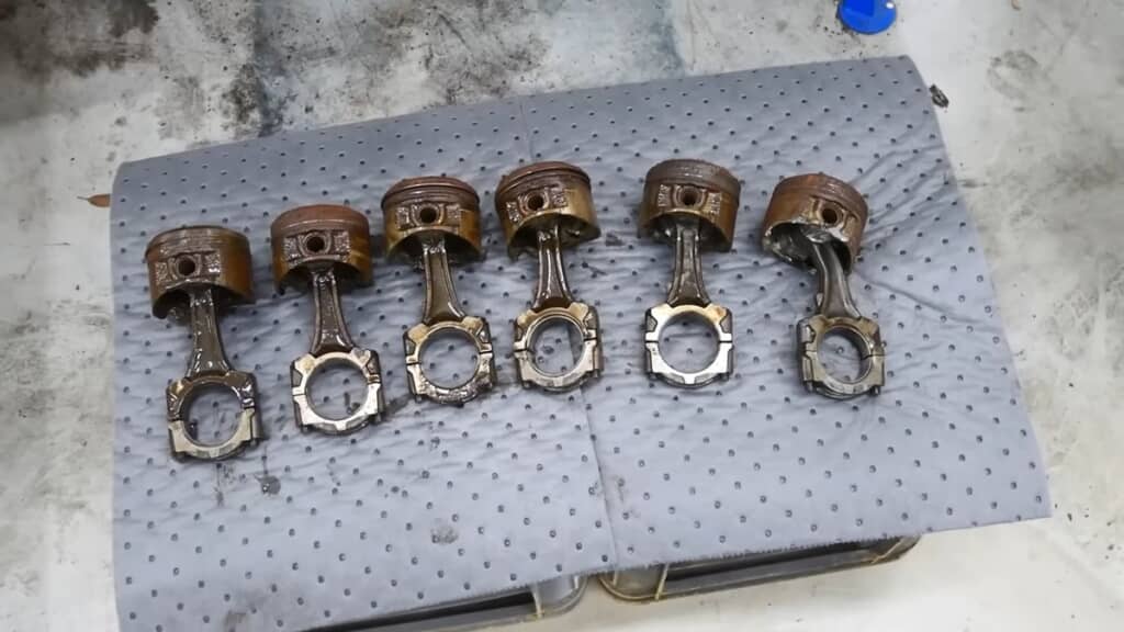 他の5本と比べて大きく曲がっているピストン