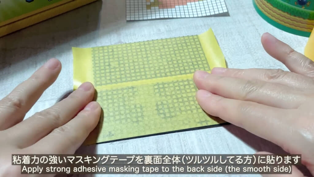 鉢底ネットの裏面にマスキングテープを貼ります