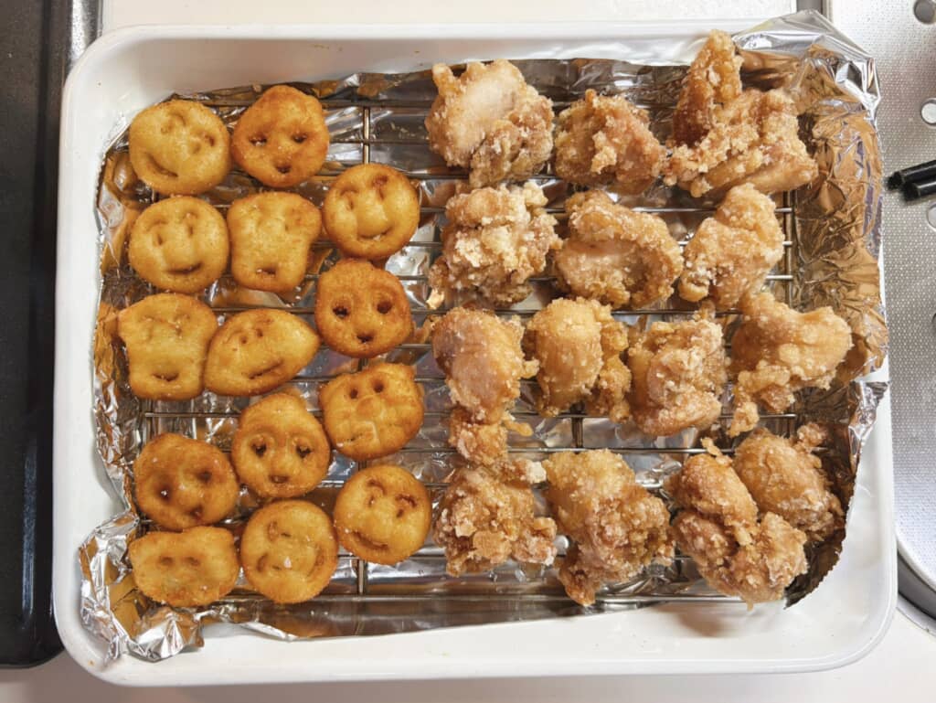 バットに並べたポテトと鶏の唐揚げ