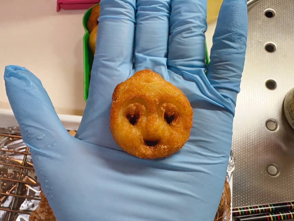 手袋をした手で持つドキンちゃん型のポテト