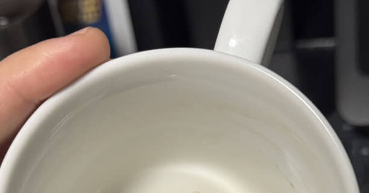 コーヒーを飲んでいたら……「なんで？」　マグカップから出てきた“目を疑うもの”が20万表示　「そうはなら……なっとるなぁ」（1/2） | ライフスタイル ねとらぼ