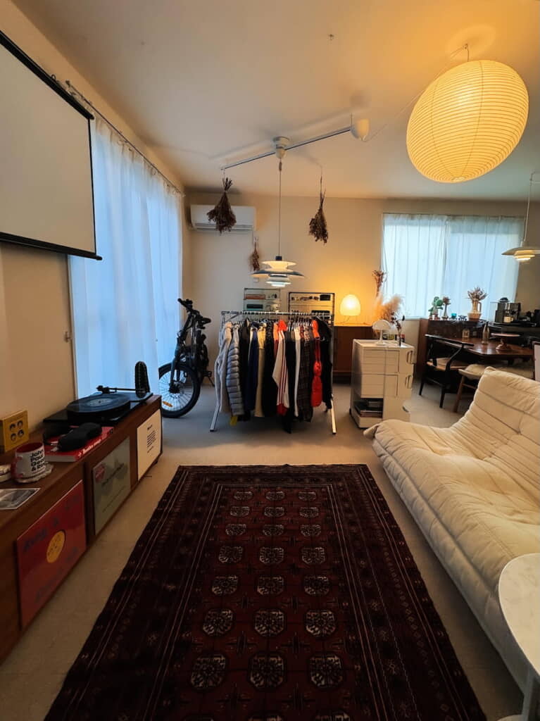 ビンテージ家具や北欧テイストの照明に注目
