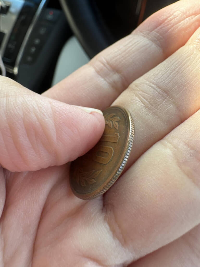 お釣りに交じっていたりすると、ちょっとうれしいギザ十。どうやら精算機との相性はいまいちらしい