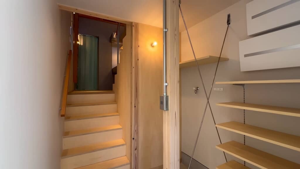 玄関を開けると早速階段が