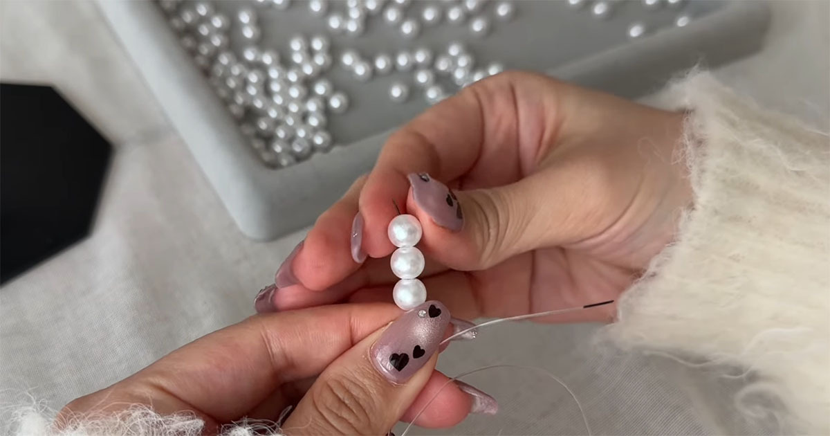 セリアのビーズ175粒→糸にコツコツ通していくと……　完成した“便利アイテム”に「とっても素敵」「びっくりです」（1/3） | ハンドメイド ねとらぼ