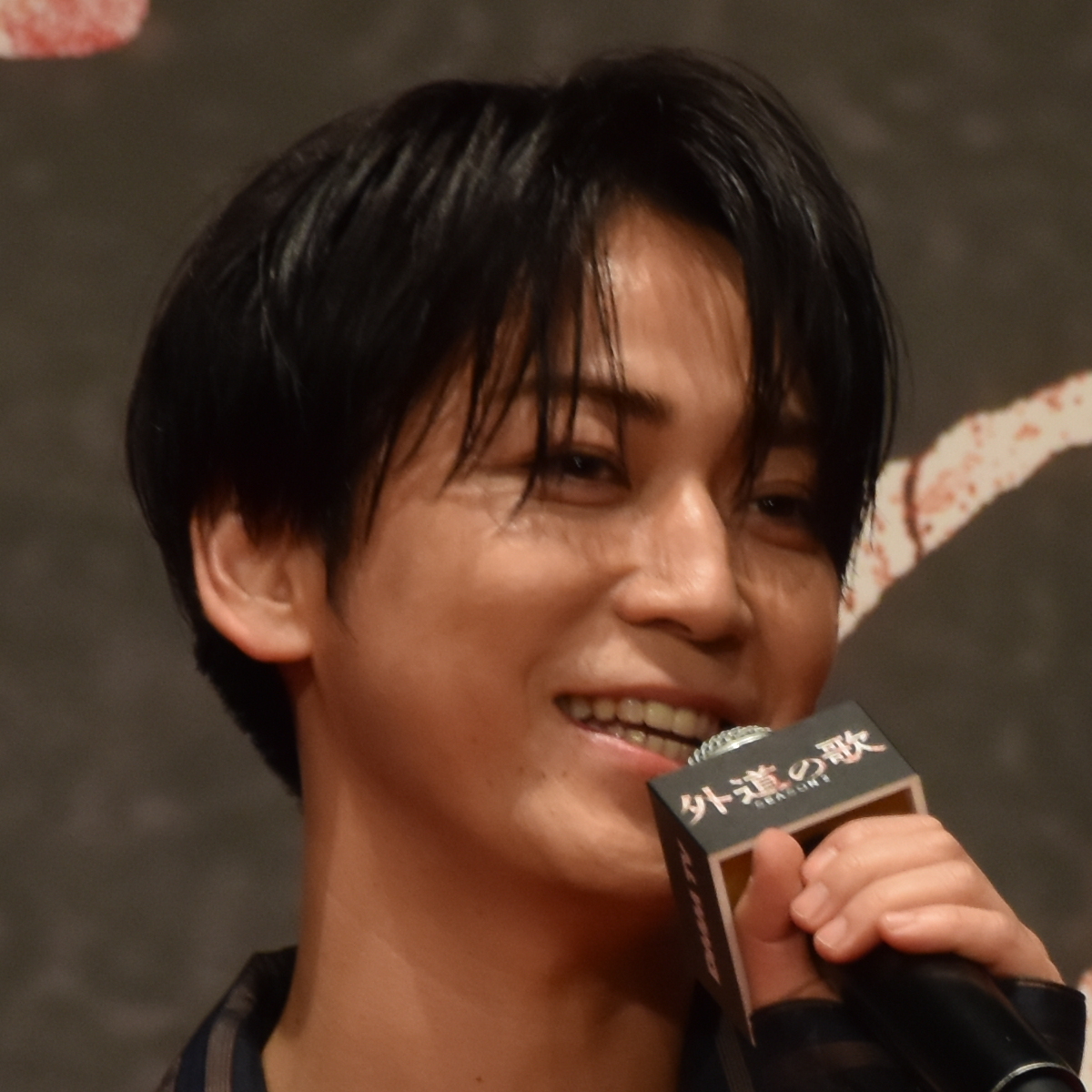 「ハートマークのあざが付いていました」亀梨和也の“首元”に会場が沸く→ちらっと見えたのは？ | エンタメ ねとらぼ