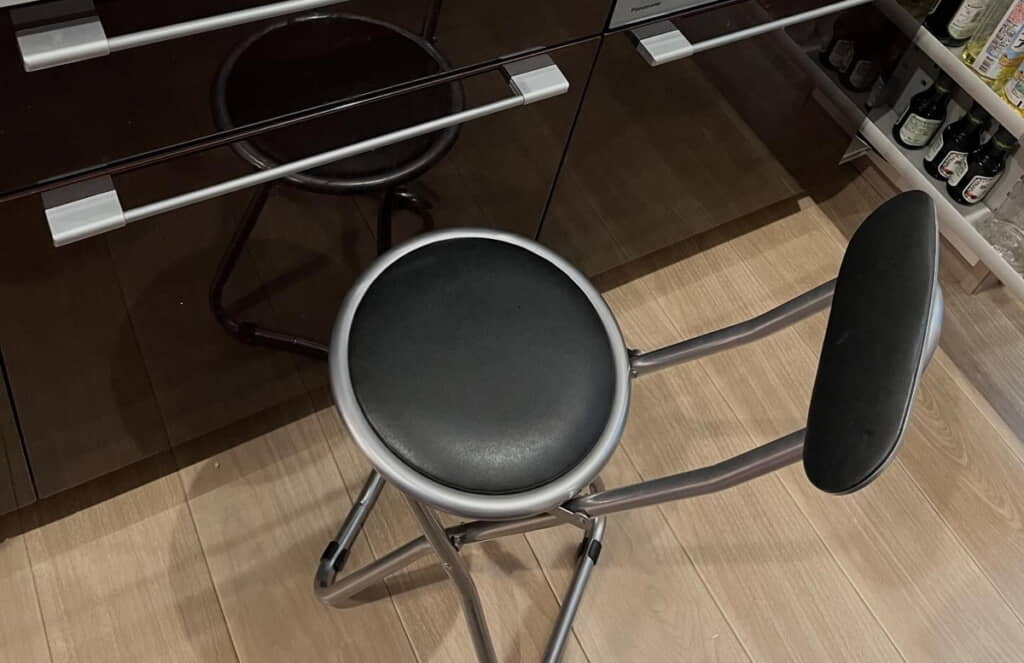 このパイプ椅子をキッチンに設置したら……