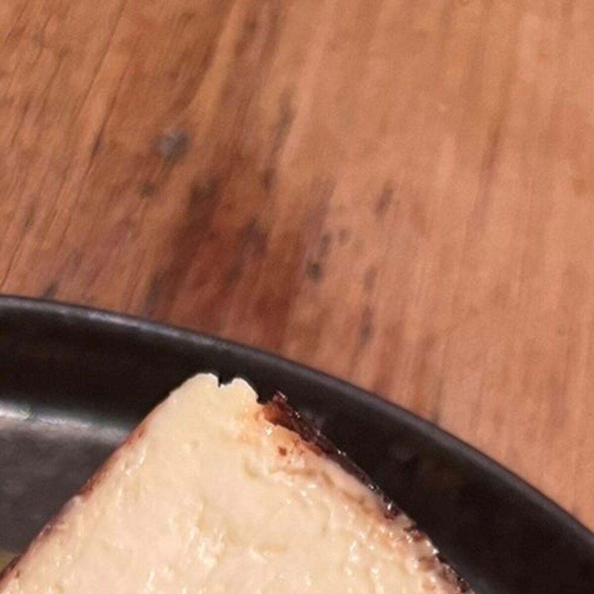 店員「バスクチーズケーキになります」→運ばれてきたのは……　衝撃の1皿に「笑いすぎて咳き込みました」「アナタは悪くない」（1/3） | ライフスタイル ねとらぼ