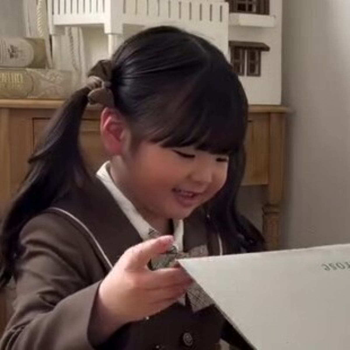 「絶対これ！」娘が一目ぼれしたランドセル→箱を開けると……「今はこんなおしゃれなのがあるんですね！」「とってもお似合い」（1/3） | ライフスタイル ねとらぼ