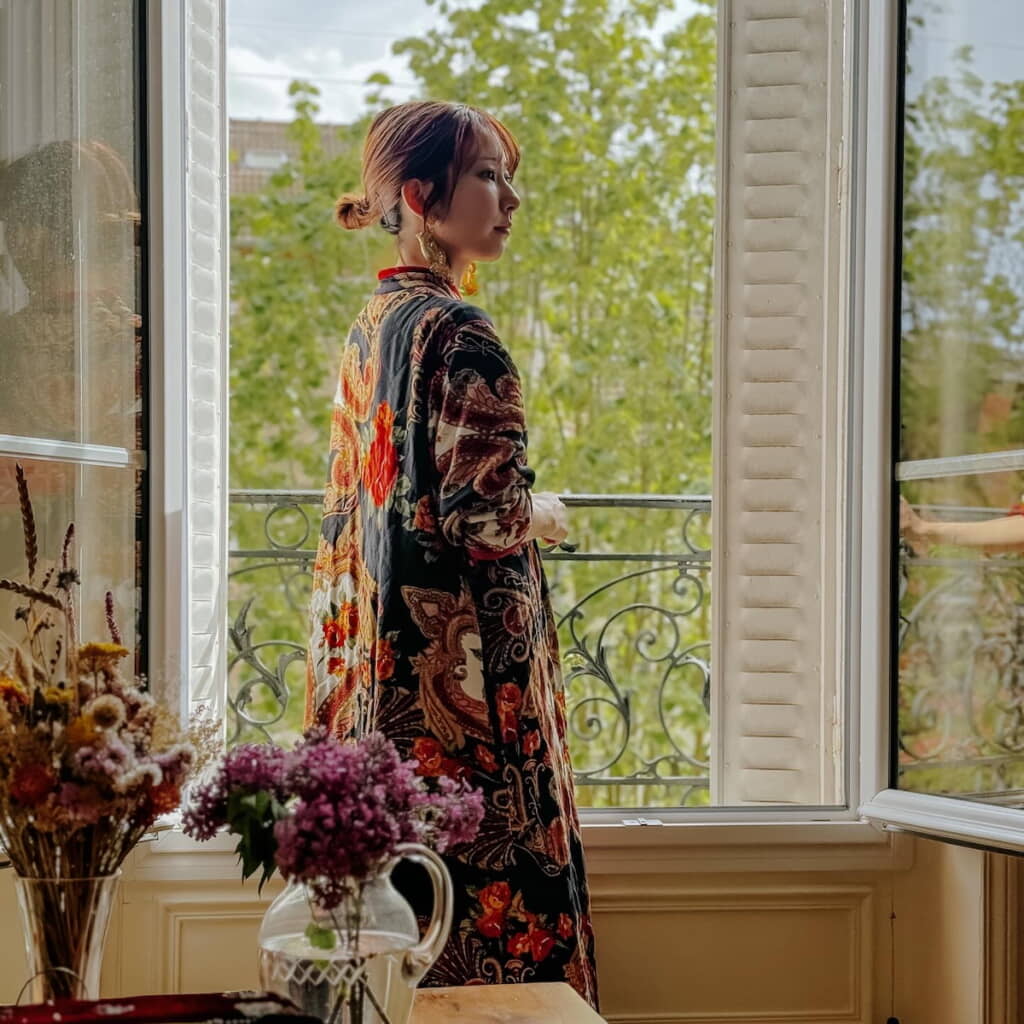 窓辺でたたずむhitomiさん