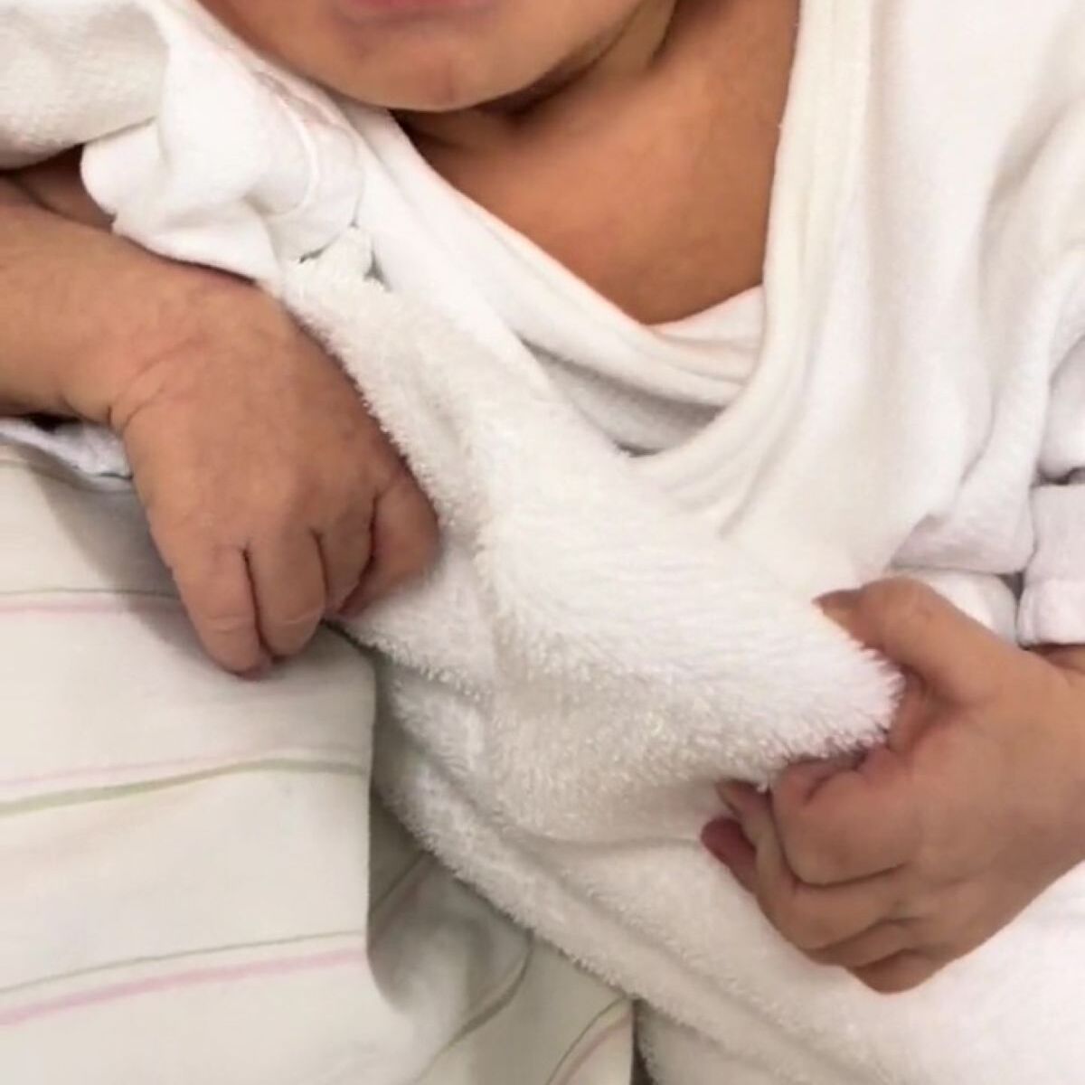 生後2日目なのに「小栗旬のオーラあるw」→赤ちゃんとは思えぬ姿が880万再生「おくるみがバスローブに見えてきた」 | 育児 ねとらぼ