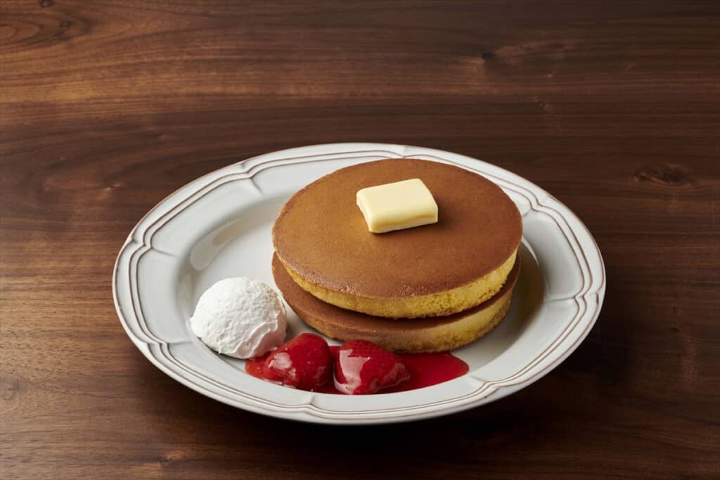 トラディショナル・ホットケーキ丸ごと苺ソース&ホイップクリーム（2枚）