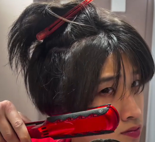 前髪・トップを上下にブロッキングしてアイロンをしていきます