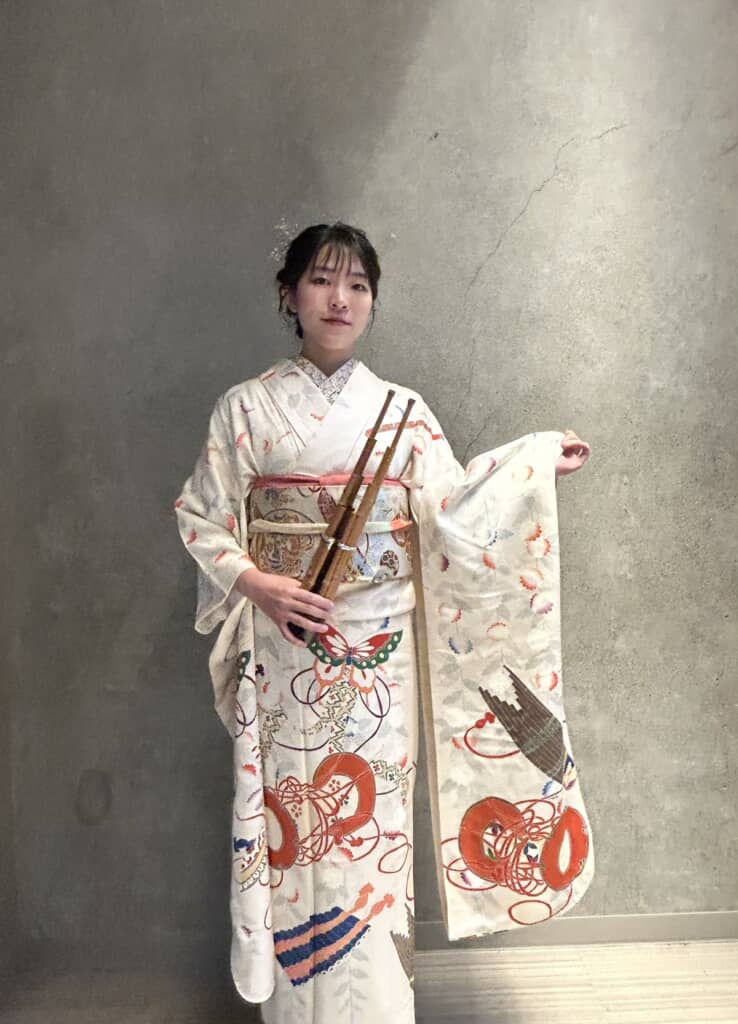 雅楽器と蝶々の振袖
