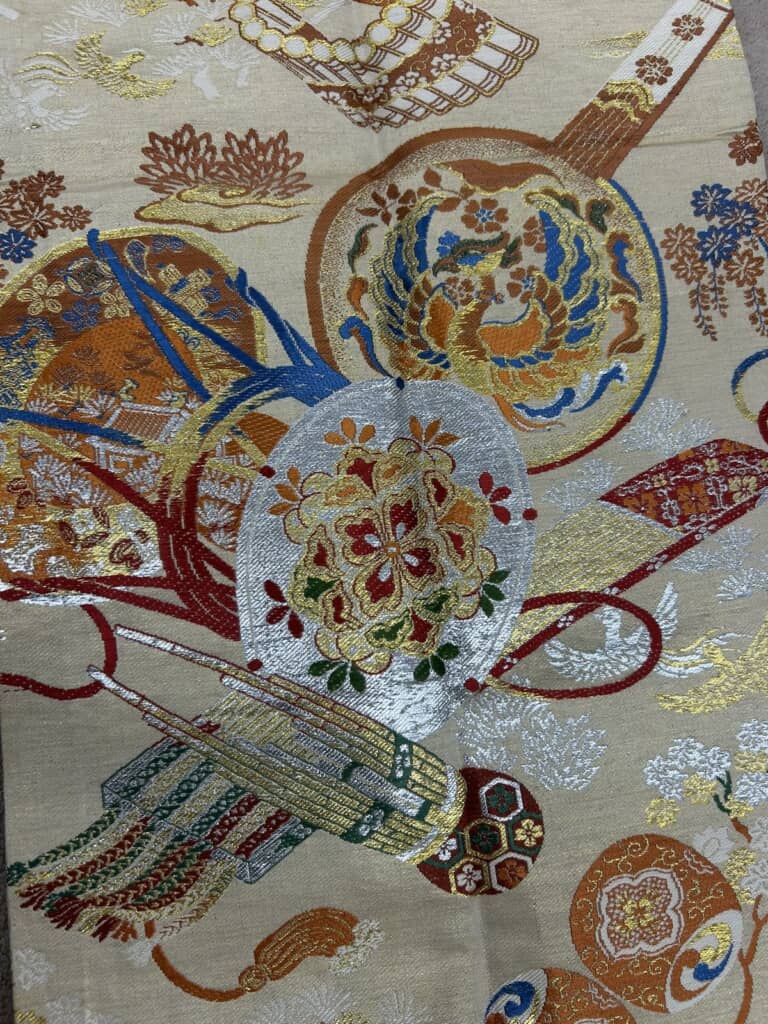 美しい楽器が織り出された帯