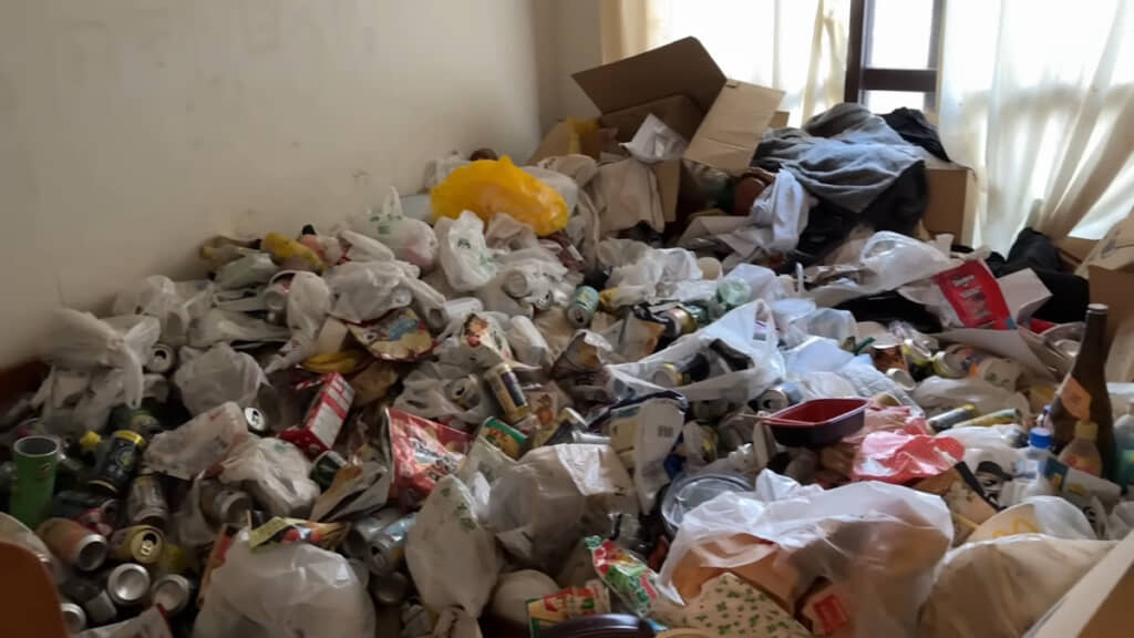 ごみを処分する前の部屋の様子。足の踏み場もない……