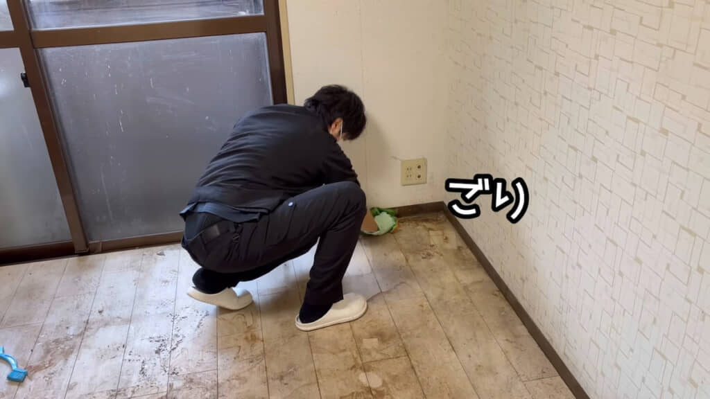 こすると音がするほど汚れが蓄積しています