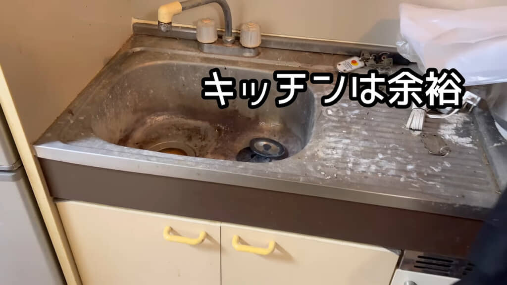 水垢だらけのキッチンですが、実はそれほど掃除は大変ではないとのこと