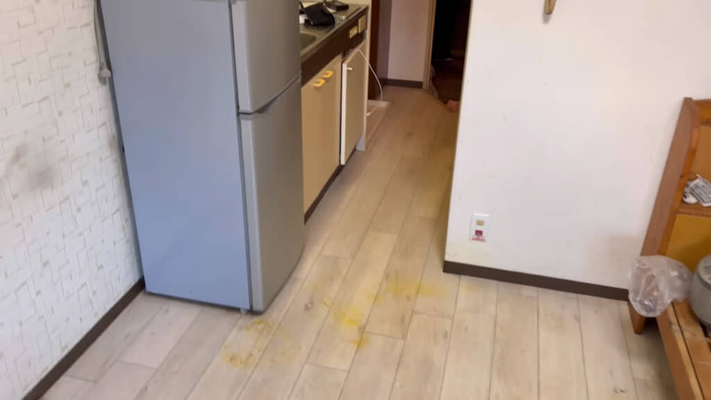 床に多少の染みは残っているものの、見違えるような変化！