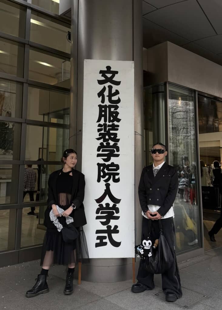 文化服装学院に入学した長男（右）と_h82825i_さん（左）