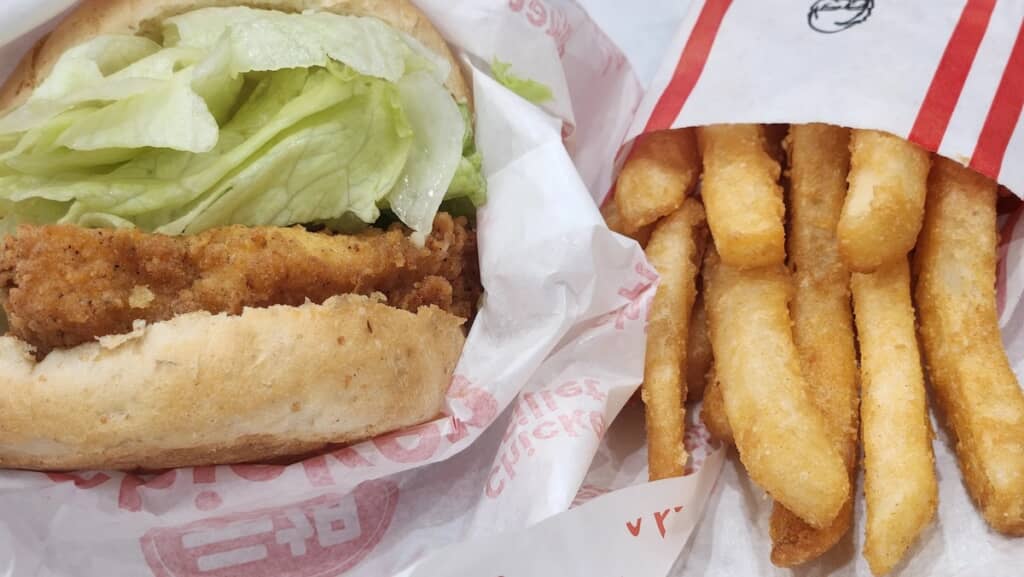 チキンフィレサンドとフライドポテト