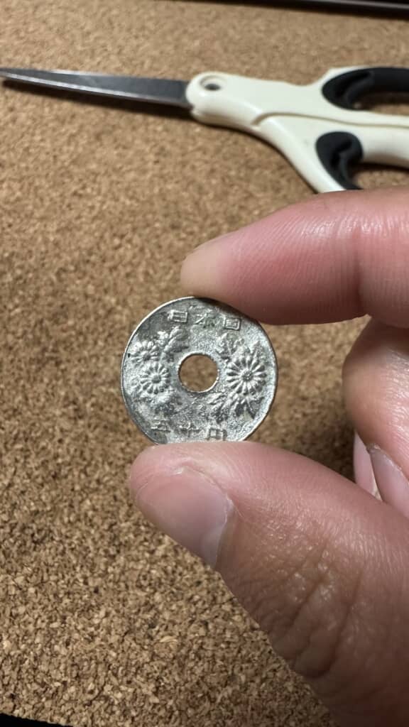 普通の50円玉のようですが……？