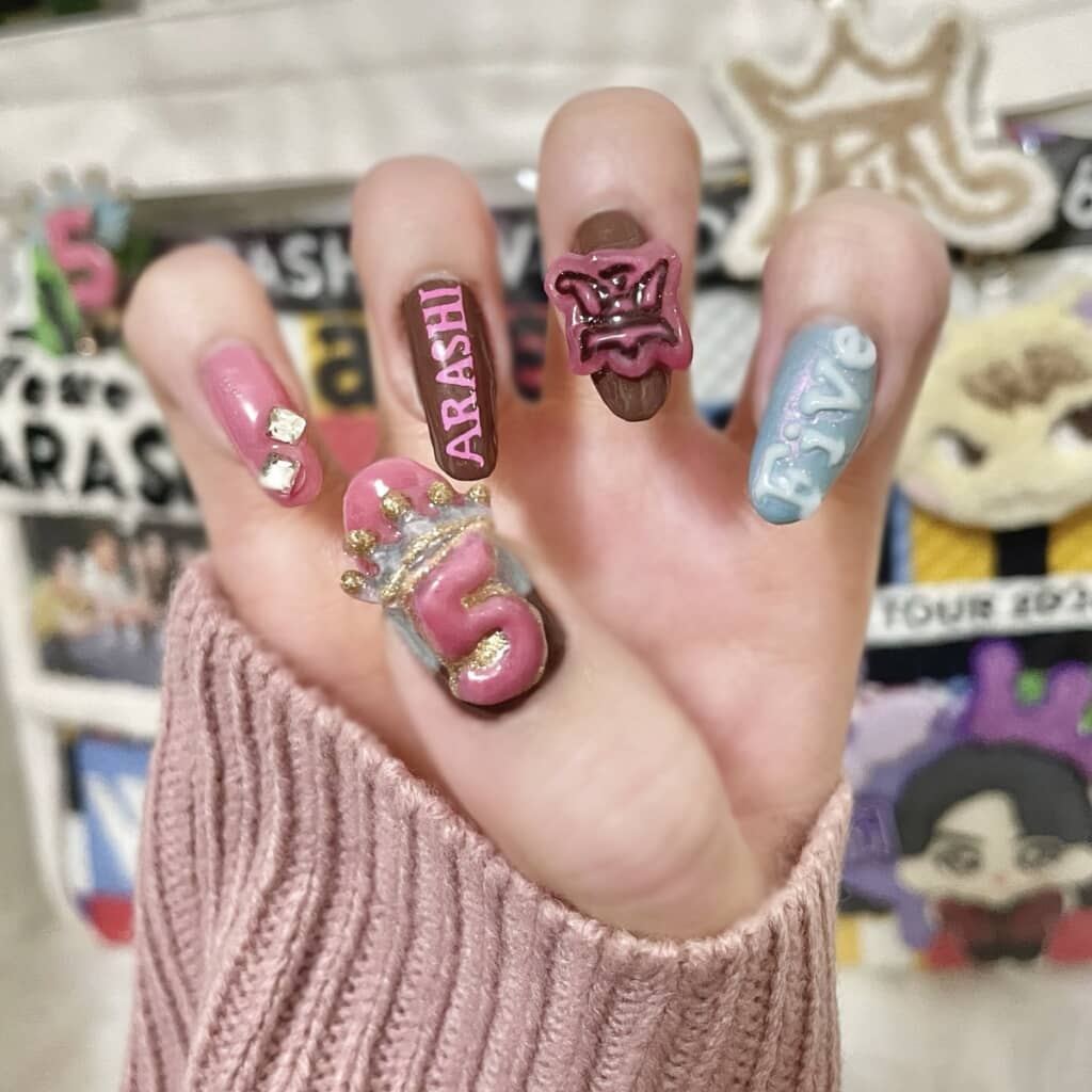 右手のセルフネイルは“5人で嵐”をイメージ