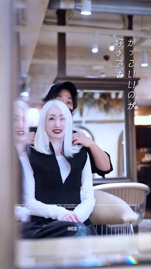 きれいな白髪が目を引く50代女性