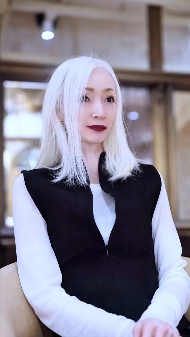 “見たことない自分になりたい”ホワイトヘアの50代女性→プロがヘアカットすると……　驚きの大変身に「こんなに変わるんですね」「見惚れる美しさ」（1/3） | 美容 ねとらぼ