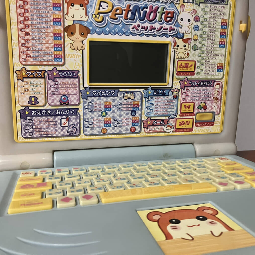 ディスプレイはモノクロ液晶。筐体に対してだいぶ小さい