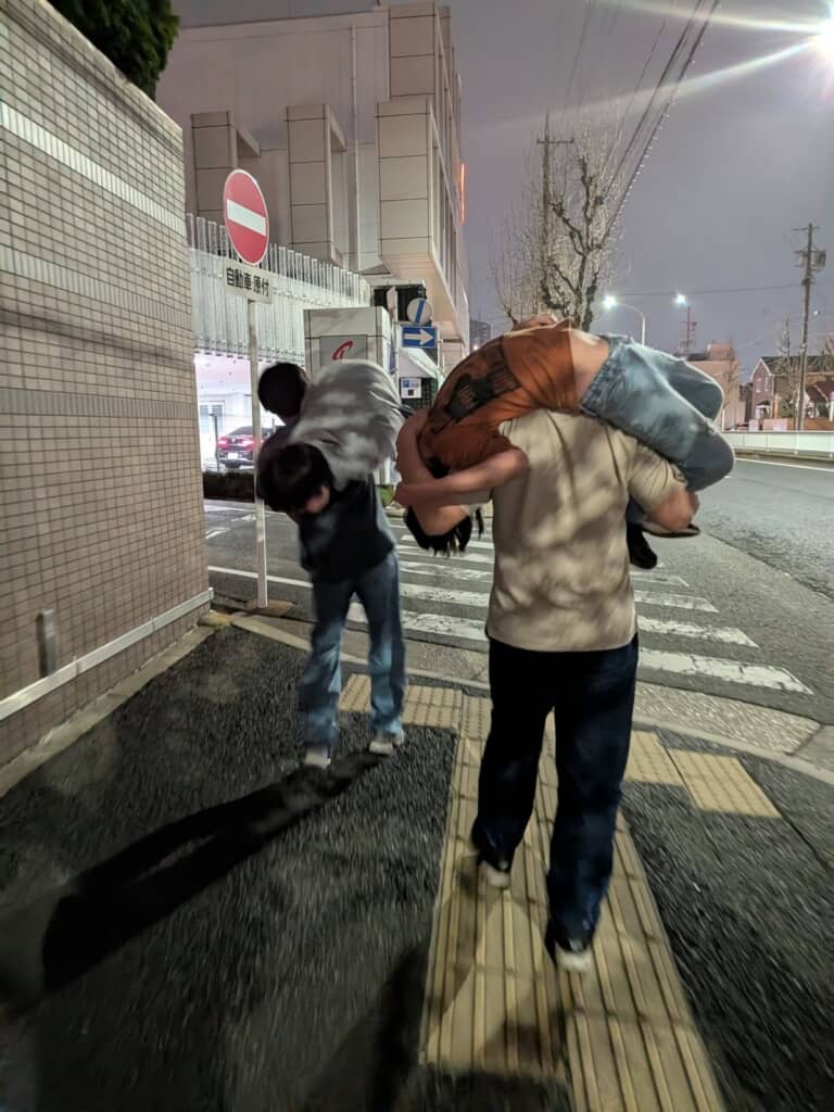 歩き疲れた弟たちをまさかの方法で運ぶ兄たち