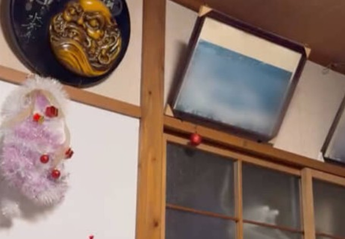 義実家の壁に47年間かかっていた額縁→外すと裏に……　大絶叫の光景に「ヤバかった」「怪我なくてよかったです」（1/3） | ライフスタイル ねとらぼ