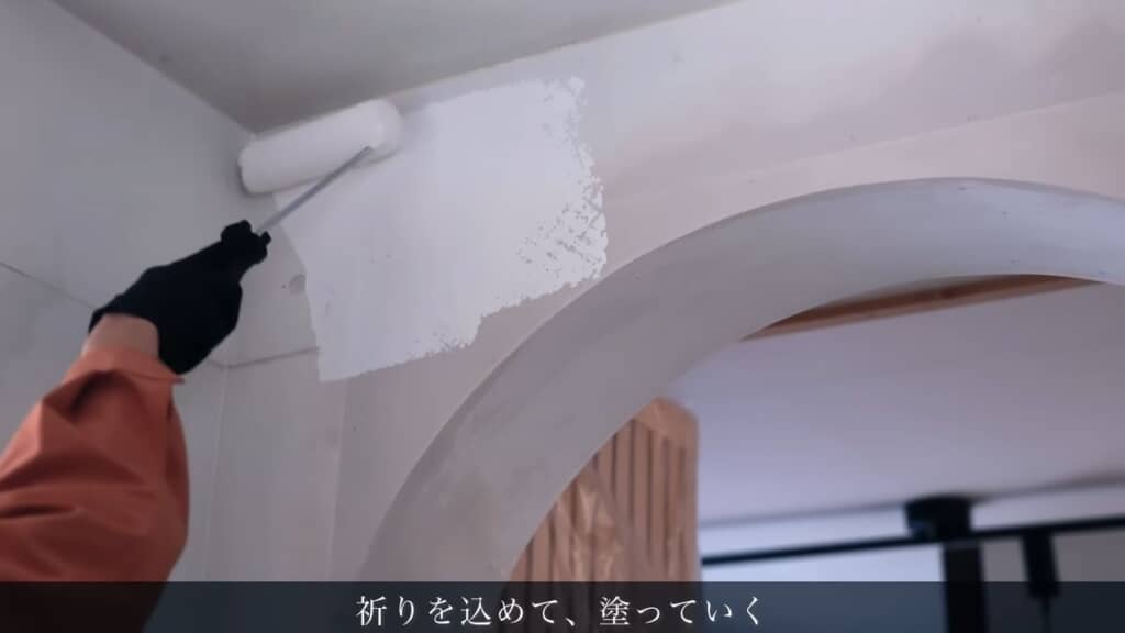 廊下に取り付けた垂れ壁を塗装していく