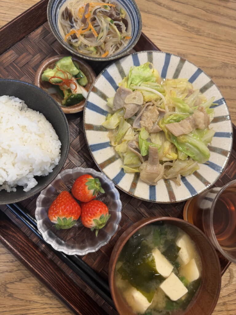 メインがお肉の日も野菜たっぷり
