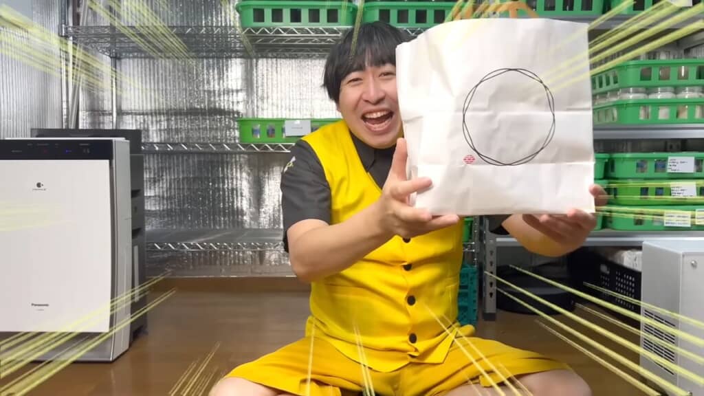 イベントで購入したものともらったプレゼントが入っている紙袋