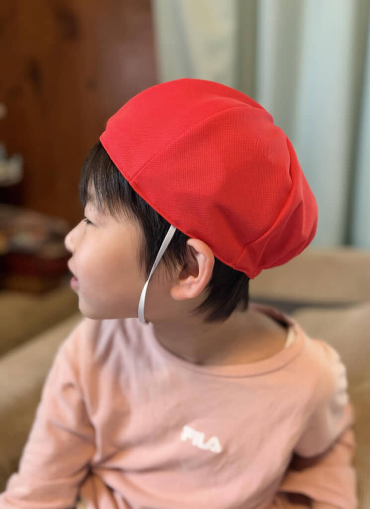 小学生あるある「ツバを上にしてかぶってウルトラマン」ができない赤白帽。「なにげなく口に入ったあごひもがなんかしょっぱい」ならまだ……