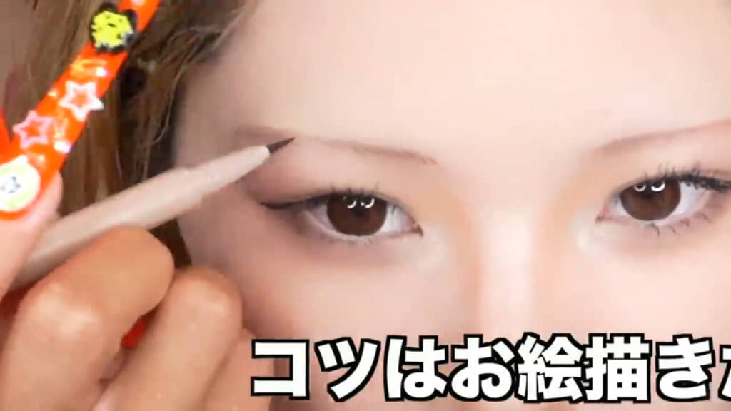 眉毛を描く様子