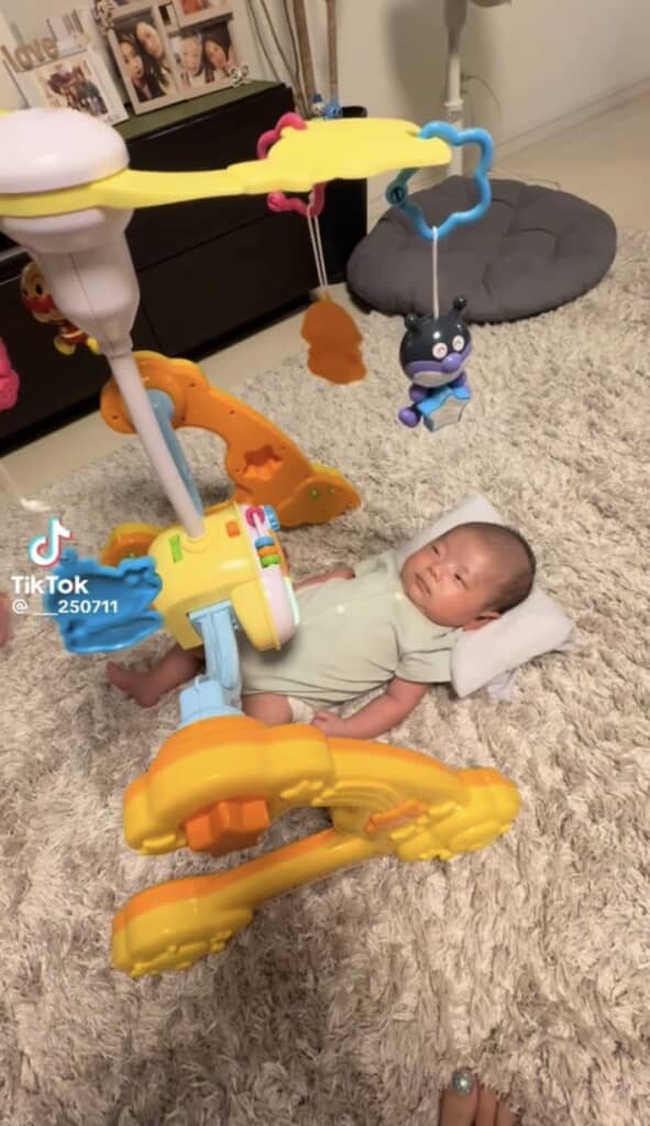 アンパンマンのおもちゃを買ってもらった赤ちゃん