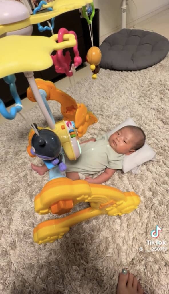 アンパンマンのおもちゃを買ってもらった赤ちゃん