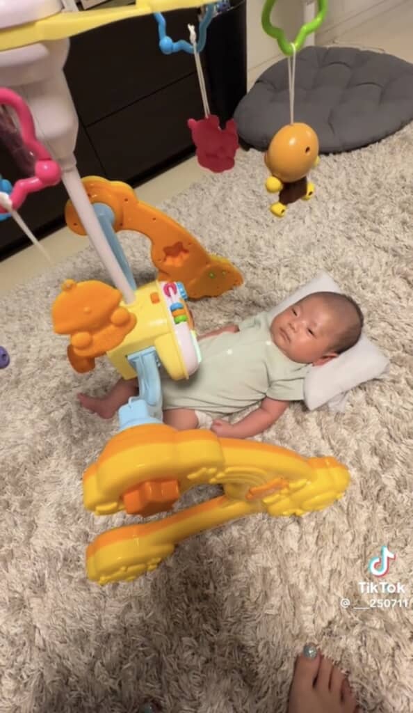 アンパンマンのおもちゃを買ってもらった赤ちゃん