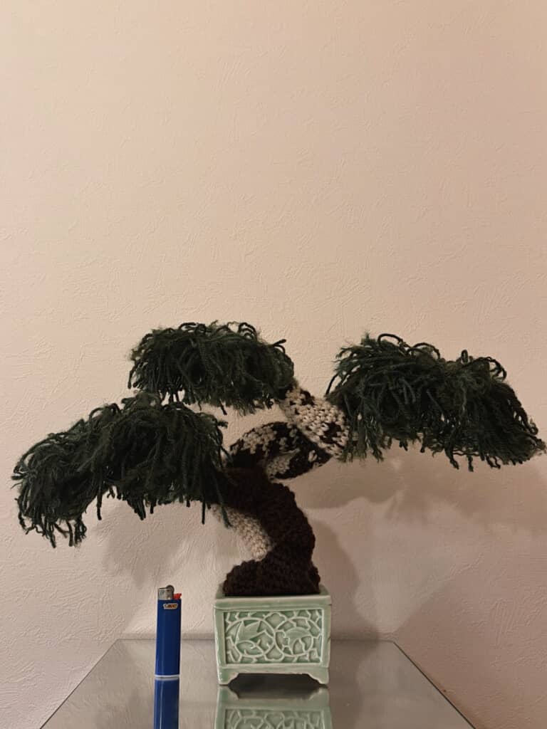 鉢に植えられたニット盆栽